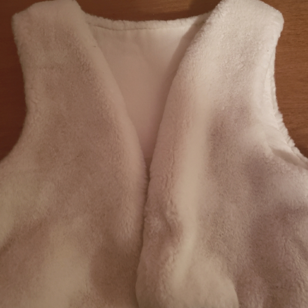 3T white fleece vest